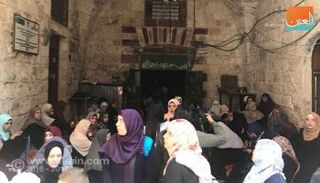 مصلون أمام أحد أبواب الأقصى