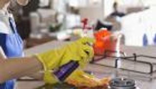 الطريق إلى السعادة.. "عامل نظافة" بالمنزل