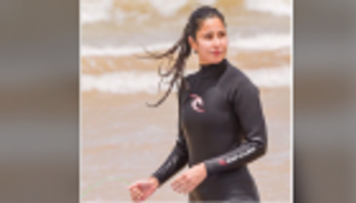 بالفيديو.. كاترينا كيف تركب الأمواج في المغرب 