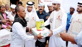 الهلال الأحمر يقدم مساعدات ليمنيين - أرشيفية