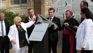 ماكرون يزيح الستار عن النصب الفولاذي خارج الكنيسة - أ. ف. ب