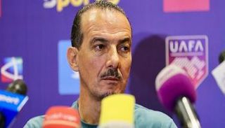 الدعم الجماهيري للأهلي يقلق مدرب حسين داي