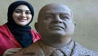 الفنانة الشابة مع تمثال السيسي