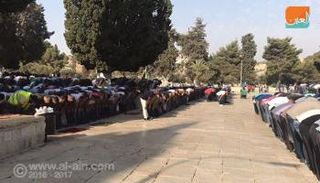 فلسطينيون يصلون في الأقصى