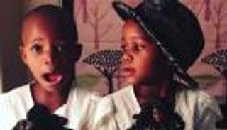 الديلي ميل تدفع تعويضات لمادونا بسبب مقال عن توأمتيها