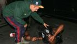 جاستن بيبر يصدم مصور "باباراتزي" بسيارته