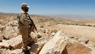 عنصر تابع لمليشيا حزب الله على الحدود السورية اللبنانية