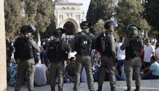جنود الاحتلال يحاصرون المصلين أمام المسجد الأقصى
