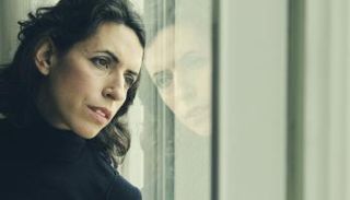 يسهم الاستروجين في إنتاج السيروتونين في المخ التي تنظم المزاج.