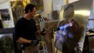 بالصور.. فنان يلعب بالنار لرسم لوحات معدنية