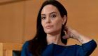 لعنة براد بيت تصيب أنجلينا جولي بشلل في الوجه