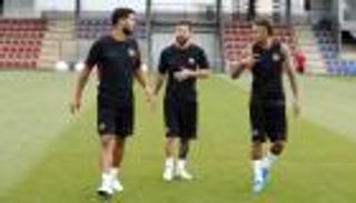 سواريز يدعم نيمار ويطالبه بسرعة الحسم