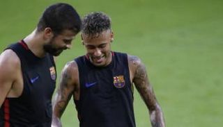 بيكيه لنيمار: عليك الاختيار بين الألقاب أو الأموال