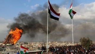 العلم الكردي مرفوع إلى جانب العراقي في كركوك (الفرنسية)