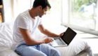 أسوأ 5 عادات تفعلها كل صباح.. بينها الاستحمام وتفقد هاتفك