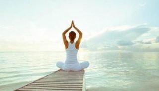 "اليوجا بالضحك" فكرة مبتكرة لمريضات سرطان الثدي لمواجهة الاكتئاب