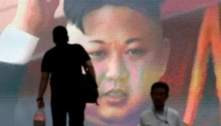 شاشة بأحد شوراع كوريا الشمالية تعرض أنباء إطلاق صاروخ