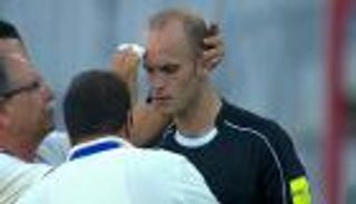 شاهد: حكم يوقف مباراة الهلال والترجي لعلاج نفسه