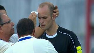 بالفيديو.. إصابة حكم مباراة الهلال والترجي