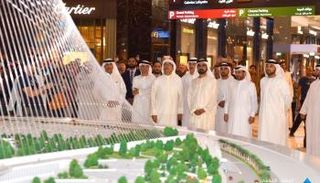 محمد بن راشد يزيح الستار عن المجسم الضخم لبرج خور دبي