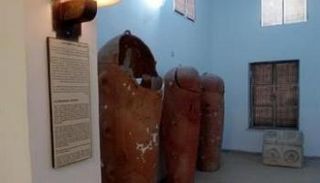 يحتوي على بقايا آثار من عصور مختلفة