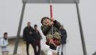 اللعب في الشارع.. علاج لأطفال بريطانيا من هوس مواقع التواصل