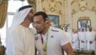 بالصور.. هكذا رحب محمد بن زايد بالبطل العالمي فيصل الكتبي