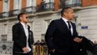 والد نيمار غاضب من تجميد برشلونة لأمواله