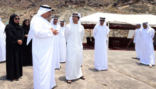 منصور بن زايد يتفقد سد 