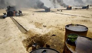 عناصر تابعة لداعش تكرر النفط في الرقة - صورة أرشيفية