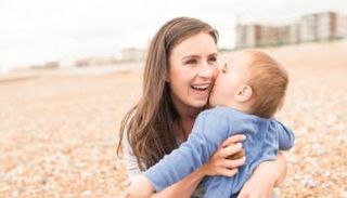 متوسط عمر  التي تنجب في الثلاثينيات أطول من تلك بالعشرينيات (تعبيرية)