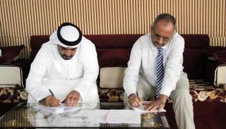 جانب من توقيع الاتفاق 