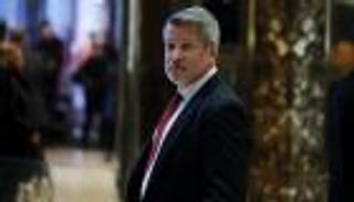 ترامب يبحث ضم مسؤول سابق في "فوكس نيوز" لفريقه الإعلامي