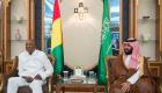 نائب خادم الحرمين الشريفين يلتقي رئيس غينيا
