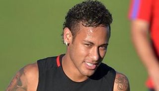 نيمار يحضر تدريبات برشلونة بعد العودة من الصين
