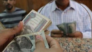 إحدى شركات الصرافة بوسط القاهرة - رويترز