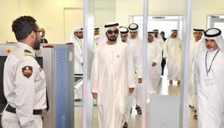 محمد بن راشد يتفقد سير العمل في 