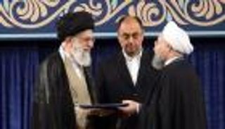 خامنئي يعتمد روحاني رئيسا لفترة ثانية.. وهجوم المتشددين يبدأ مبكرا