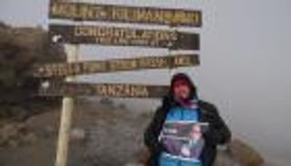 بالصور.. مصري يرفع علم بلاده و صورة السيسي  بأعلى قمة بأفريقيا