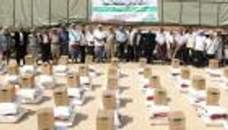 الهلال الأحمر الإماراتي يوزع مساعدات غذائية بمديرية عتق بشبوة اليمنية