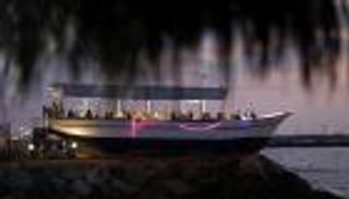 بالصور.. سفينة مهجورة بغزة تتحول إلى مطعم