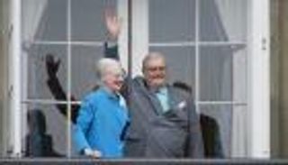 زوج ملكة الدنمارك يطلب عدم دفنه إلى جانبها