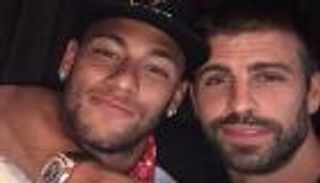 نيمار يكشف كواليس صورته مع بيكيه