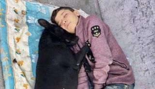 الطفل السوري ينام بجوار كلب في الشارع