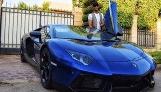 الممثل المصري محمد رمضان وسيارته باهظة الثمن