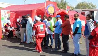 عمال أجانب في انتظار تلقي العلاج المجاني في مستشفى للمتطوعين