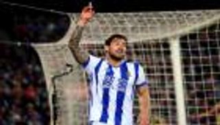 مدافع سوسيداد يبلغ ناديه برغبته في الانتقال لبرشلونة