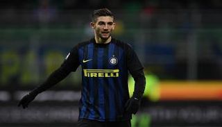 لاعب الإنتر يتوقع موسما ناريا بالدوري الإيطالي