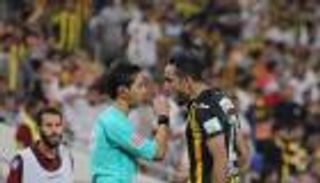 بالفيديو.. كهربا يشتبك مع إداري الاتفاق