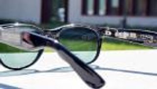 ابتكار نظارات قادرة على شحن الهواتف عن طريق الخلايا الشمسية 